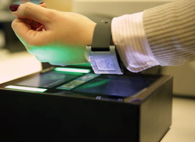 les montres connectées commencent à être utilisées pour gérer le ticketing.