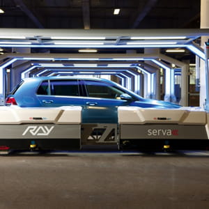 le robot optimise le rangement des voitures dans le parking.