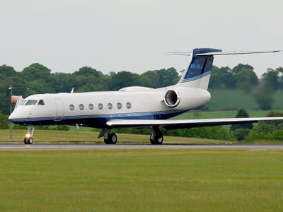 le nouveau jet de lakshmi mittal atterrissant à l'aéroport de londres luton, en