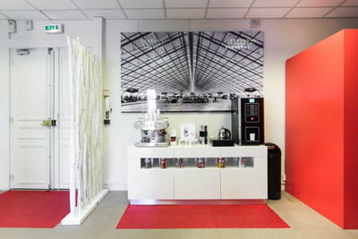 le rouge et le blanc, couleurs du logo de la marque illy, se retrouvent dès