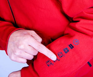 le textile en fibre de carbone conduit l'électricité.