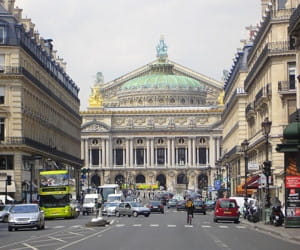l'opéra garnier, dans le 9e arrondissement.