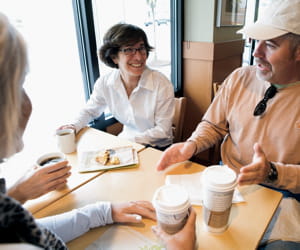 dans un café starbucks.