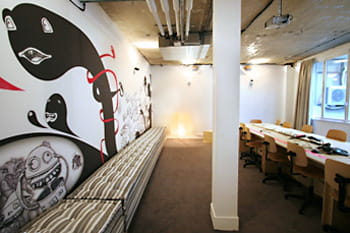 grande salle de réunion et sa fresque murale.