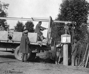 la pose d'une pancarte par michelin en 1926.