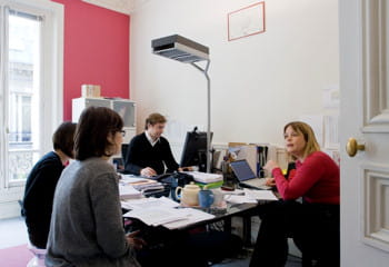 yseulys costes (à droite) et thibaut munier (au centre) dans leur bureau