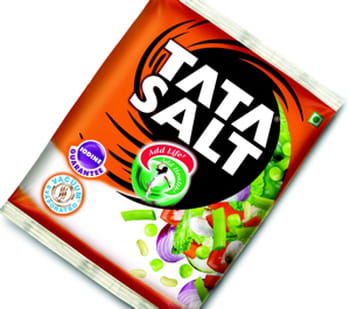 un paquet de sel de la marque tata.