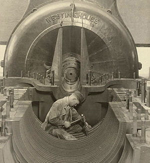 un ouvrier dans une centrale électrique en 1924.