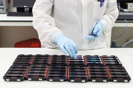 un employé de la start-up américaine 23andme prépare les 'puces à adn', en vue