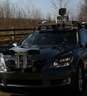 un laser est disposé sur le toit pour permettre à la voiture de scanner les
