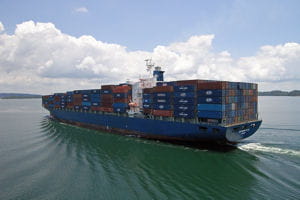 un porte-conteneur dans le canal de panama.