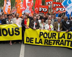 les syndicats manifestent pour la retraite.