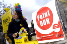 un point de collecte de dons pendant le téléthon.