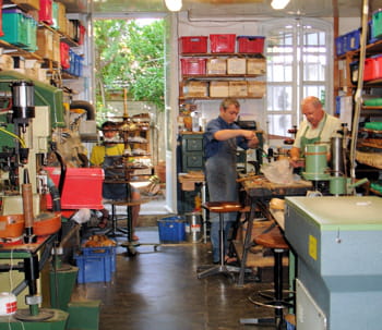 l'atelier de fabrication se trouve juste derrière la boutique du chausseur