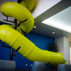 un toboggan pour relier les étages. box fait place au jeu dans ses locaux.