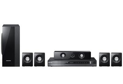 un ensemble complet avec platine dvd, enceintes et caisson de basses