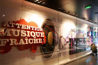 le concept 'attention musique fraîche' se décline sur les murs du studio sfr