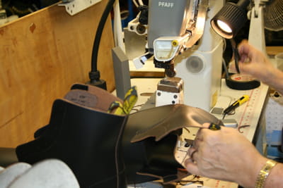 certaines coutures des dr martens sont apparentes.