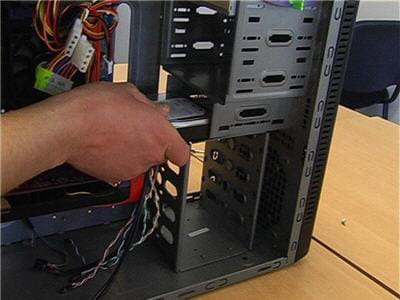 bien placer et fixer son disque dur et son lecteur cd/dvd évite des bruits