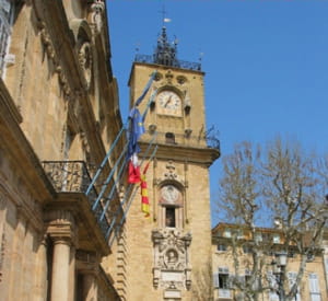 une vue de l'hôtel de ville d'aix-en-provence.