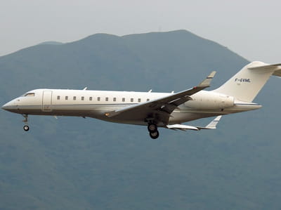 le global express du milliardaire vincent bolloré atterrit sur l'aéroport de