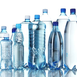 le prix de l'eau en bouteille en grande distribution a diminué de 4,08% entre