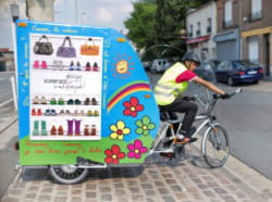 le coursier de sarenza.com apporte ses chaussures à un client