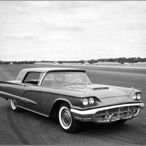 la ford thunderbird, dont le succès a donné une confiance excessive à ford.