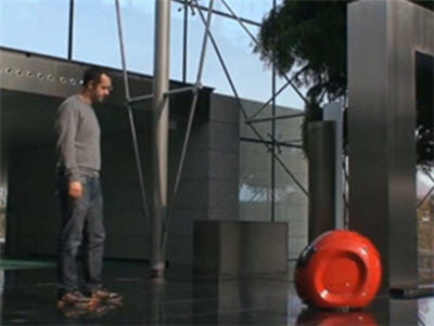 des robots vous accueillent et vous guident