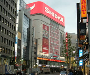 a tokyo, un immeuble shidax entièrement consacré au karaoké.