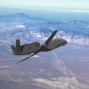 le global hawk rq-4 block 10 de northrop grumman équipe actuellement l'armée