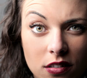 une personne capable de soulever un seul sourcil est perçue comme dominante.