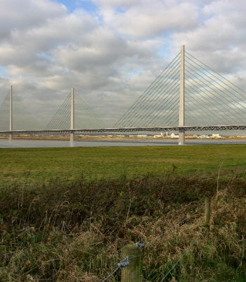 la passerelle mersey, prévue à liverpool, va coûter 2 milliards d'euros.