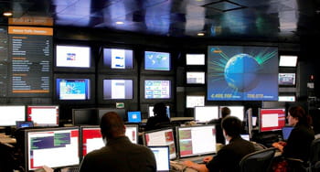 le centre de commande des opérations réseau (nocc) d'akamai, à cambridge, dans