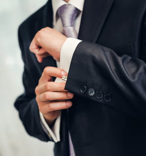 bras plié, la chemise doit apparaître.