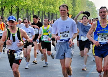 le marathon de paris rassemble chaque année plus de 35 000 participants.