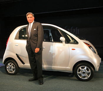 le pdg ratan tata présentant la nano, vendue 1.700 euros.