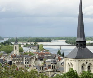 une vue de saumur, en pays-de-la-loire.