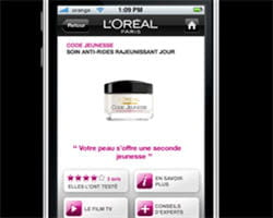 via un lecteur de code-barres, la cliente l'oréal s'informe sur les produits.