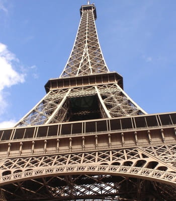 la tour eiffel, en arrière-plan de presque tous les films parisiens mais moins
