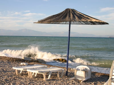 une plage en grèce.