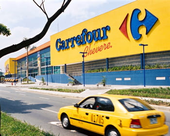 un hypermarché carrefour en colombie.