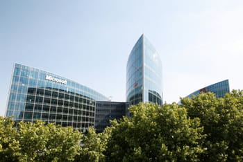 le siège européen de microsoft, à issy-les-moulineaux, vu de la seine