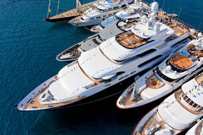 des yachts à quai dans le port de monaco.