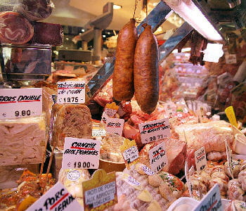 l'étal d'une charcuterie.