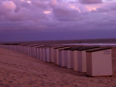 une plage hollandaise, à la tombée du jour.