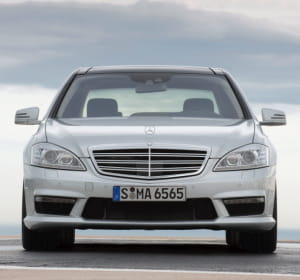 mercedes-benz perd une place.