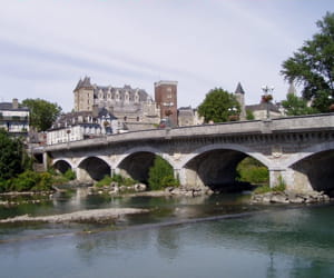 a pau, un appartement se négocie en moyenne à 2 103 euros le mètre carré.