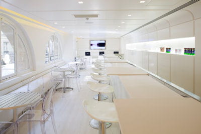 l'internet café du studio sfr est connecté en wi-fi gratuit et ouvert