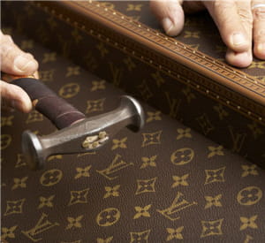 la confection d'une malle louis vuitton.